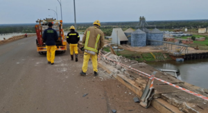 Siguen sin poder rescatar cuerpo de joven que cayó al río con un camión sojero - ADN Digital