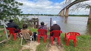 MOPC promete colaborar con el rescate de camionero en el río - Nacionales - ABC Color