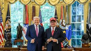 Leite dijo que fue regalo de Trump y justificó uso del gorrito MAGA
