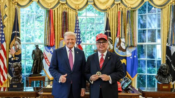Leite dijo que fue regalo de Trump y justificó uso del gorrito MAGA