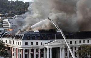 Popular / Nepal: Manifestantes incendiaron el parlamento y casa de primer ministro