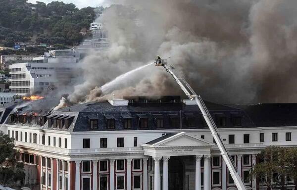Popular / Nepal: Manifestantes incendiaron el parlamento y casa de primer ministro