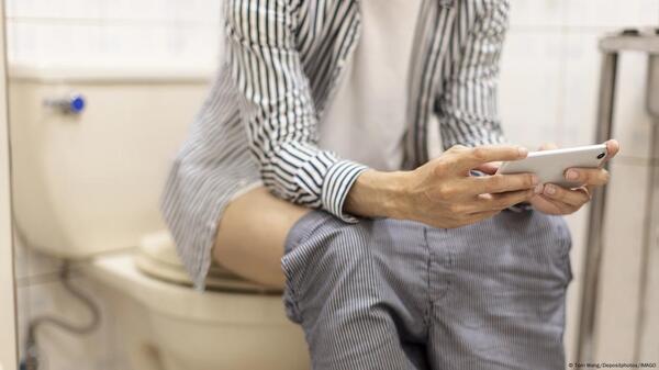 ¿Llevas tu teléfono al baño? La ciencia tiene malas noticias