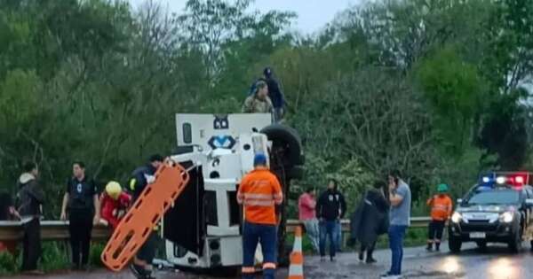 La Nación / Caaguazú: un fallecido y tres heridos, tras vuelco de camión de caudales