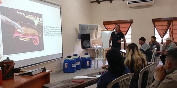 Jóvenes se capacitan en inseminación artificial en el Centro Demostrativo “La Cabaña”