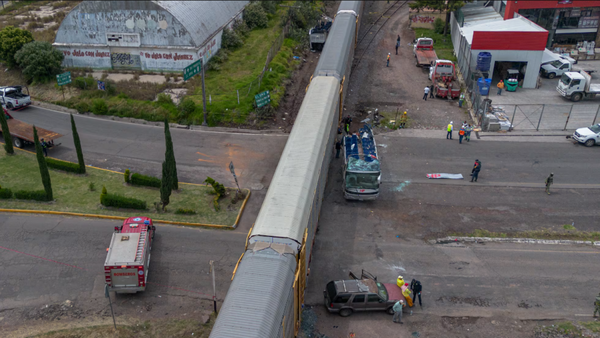Tragedia en México: Tren choca contra un colectivo y deja 10 muertos y 55 heridos