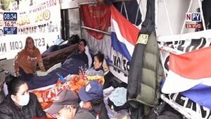 Funcionarios penitenciarios inician huelga de hambre frente al Ministerio de Justicia