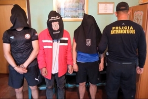 Desbaratan banda de robacoches y recuperan vehículos robados