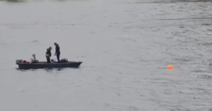 Buscan rescatar el cuerpo del camionero atrapado en el río Paraguay - trece