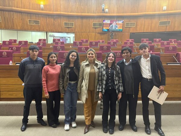 Valiente alumno destroza a diputados y califica de "figuretis" a Esgaib, Jatar y Gamarra