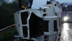 Vuelco de camión blindado en Coronel Oviedo deja un custodio fallecido - ADN Digital
