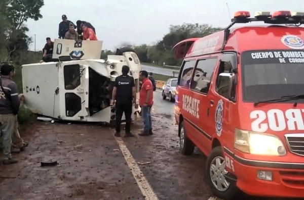 Volcó camión de caudales en Caaguazú: un fallecido y tres heridos