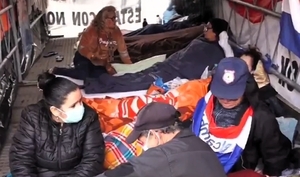 Agentes penitenciarios inician huelga de hambre frente al Ministerio de Justicia
