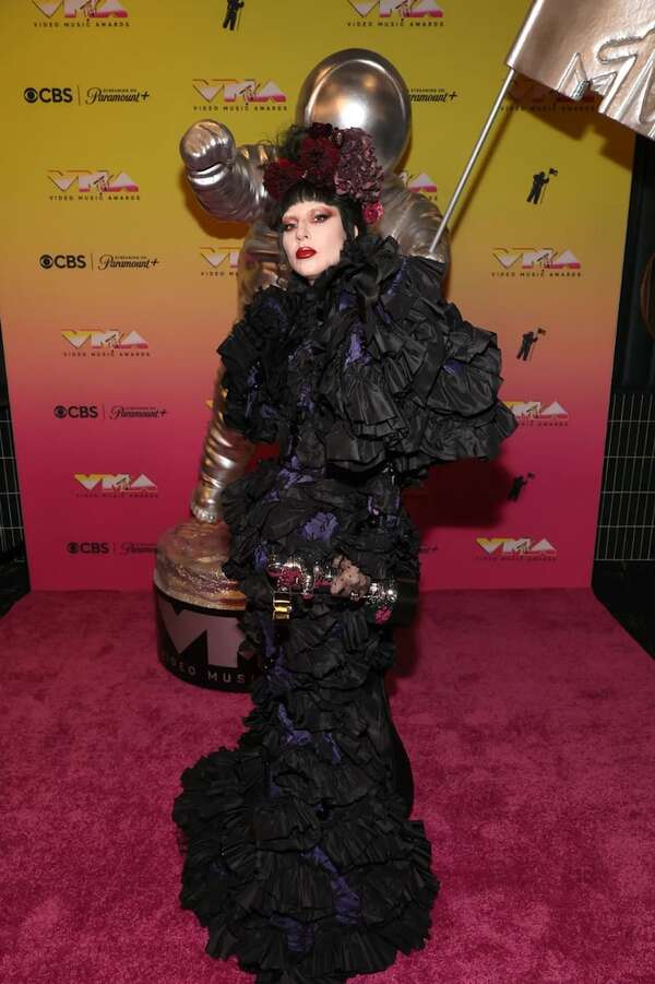 Brillo y estilo en los VMAs 2025: la moda que marcó la gala  - Sociales - ABC Color