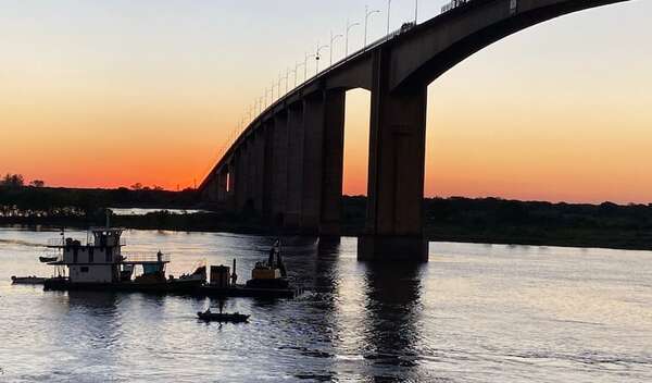 Concepción: trabajos para extraer a chofer que cayó al río Paraguay con su camión continuará este miércoles  - Nacionales - ABC Color