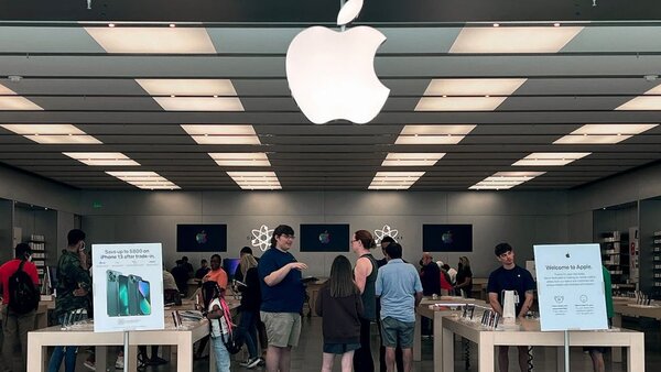Apple presentó su nuevo iPhone Air más delgado y sus acciones caen 1,40%
