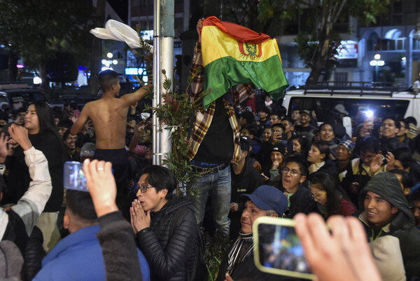 Versus / "Felices" y "orgullosos", los bolivianos festejan el pase al repechaje del Mundial