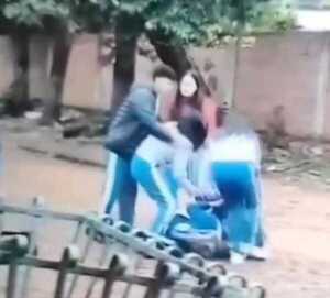 Popular / (VIDEO)Estudiantes se reventaron a golpes y una fue llevada en ambulancia