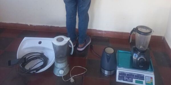  DETIENEN A MENOR E INCAUTAN OBJETOS HURTADOS EN TRINIDAD 
