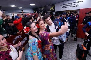 La Albirroja volvió al país tras la histórica victoria en Lima