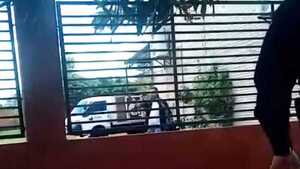 Hombre armado amenazó a su esposa frente a su casa y fue herido por policías
