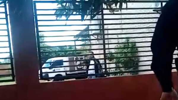 Hombre armado amenazó a su esposa frente a su casa y fue herido por policías