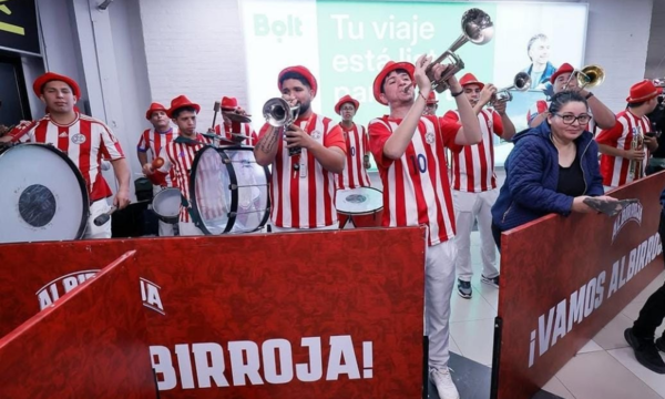 Histórico triunfo y recibimiento multitudinario a la Albirroja en el aeropuerto - OviedoPress