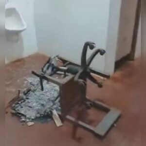 Popular / ¡Quemaron sillas en una escuela!