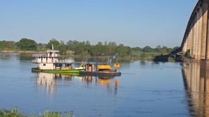 Inician labores de rescate del chofer que cayó con su camión al río Paraguay