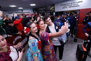 Multitud recibe a la Albirroja luego de su histórica victoria - ADN Digital