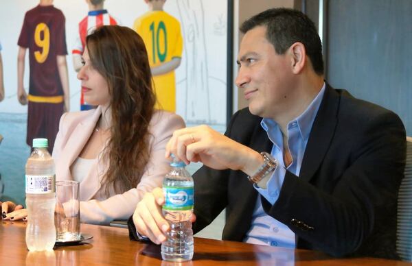 Auto eléctrico de G. 421 millones para mimada directora municipal •