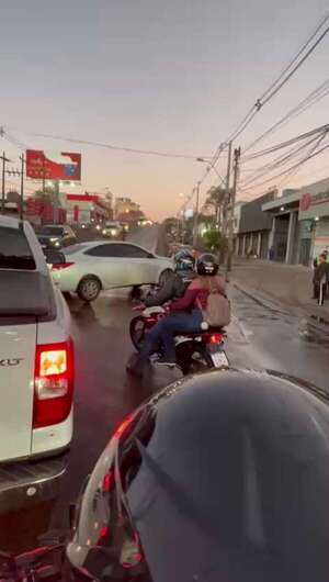 Video: automóvil choca contra viaducto de República Argentina y genera caos en hora pico - Nacionales - ABC Color