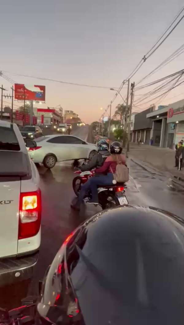 Video: automóvil choca contra viaducto de República Argentina y genera caos en hora pico - Nacionales - ABC Color