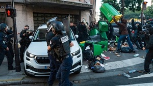 Francia bajo protestas por planes de ajustes económicos; unos 300 detenidos
