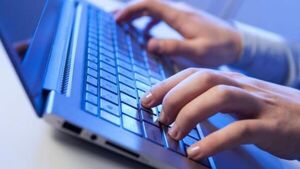 Acusan a ex árbitro de Premier League por poseer pornografía infantil