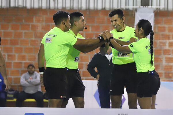 Autoridades de la sexta jornada en la categoría Primera