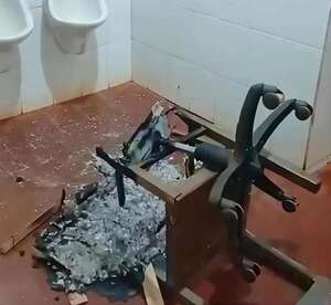 Video: denuncian que desconocido prendió fogata con sillas dentro del baño de una escuela - Policiales - ABC Color
