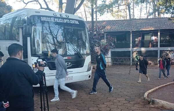 Trasladan a 24 detenidos desde Alto Paraná a distintas penitenciarías del país - ABC en el Este - ABC Color