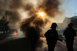 Francia enfrenta una ola de bloqueos y protestas con cientos de detenidos - Mundo - ABC Color
