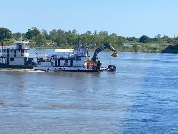Rescatan cabina del camión que cayó al río desde el Puente Nanawa - Nacionales - ABC Color
