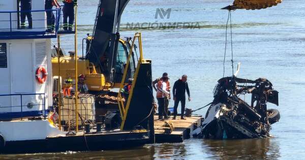 La Nación / Sacan a flote cabina del tractocamión siniestrado