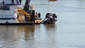Video: Tras seis horas de trabajos, sacan a flote cabina de camión sojero que cayó al río Paraguay