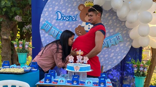 Se adelantó el parto y el papá brilló en el baby shower