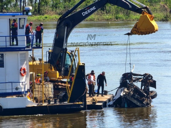 SACAN A FLOTE CABINA DEL TRACTOCAMIÓN SINIESTRADO
