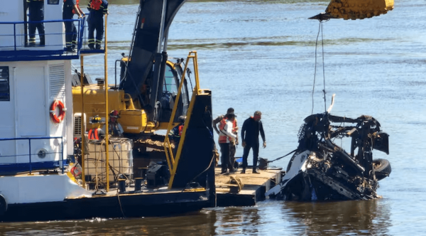 Rescatan cabina de camión caído al río desde el puente Nanawa - Noticiero Paraguay