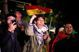 “Felices” y “orgullosos”, los bolivianos festejan el pase al repechaje - Fútbol Internacional - ABC Color