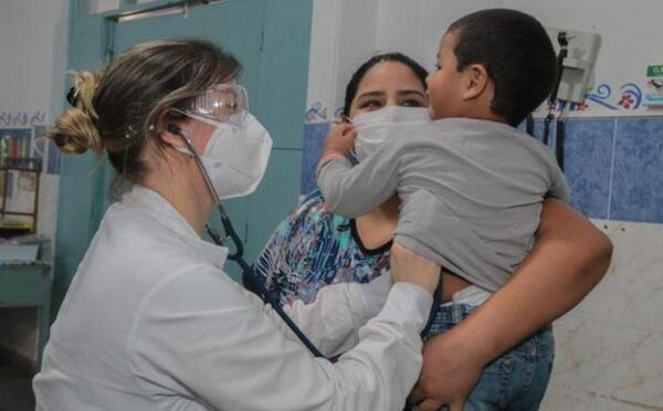 Especialista advierte sobre aumento de consultas por tos en pediatría y adultos