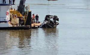 Recuperan cabina de camión que cayó al río Paraguay con su conductor en Concepción