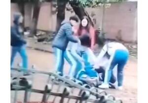 ¡Colegiantes se trenzaron a golpes, arañazos y akãrague jetira en plena calle!