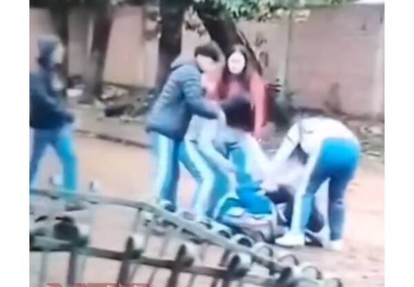 ¡Colegiantes se trenzaron a golpes, arañazos y akãrague jetira en plena calle!